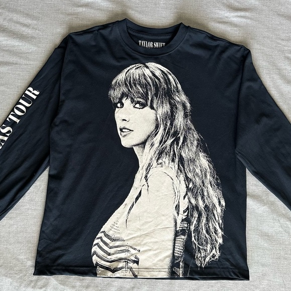 Taylor SwiftThe Eras Tour Exclusive Long Sleeve Medium - Picture 5 of 5